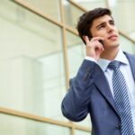 hombre joven hablando por teléfono móvil