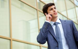 Delitos contra el honor 6 hombre joven hablando por teléfono móvil